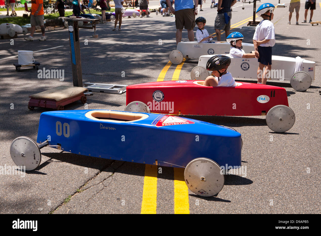 Kinder, die fahrenden Autos an die Washington DC Seifenkistenrennen - USA Stockfoto