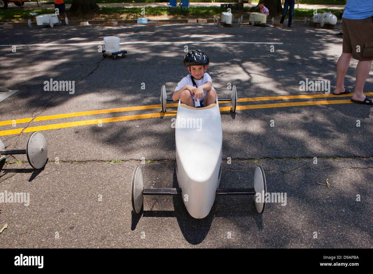 Boy wartet auf Rennen in der Washington DC Seifenkistenrennen Stockfoto