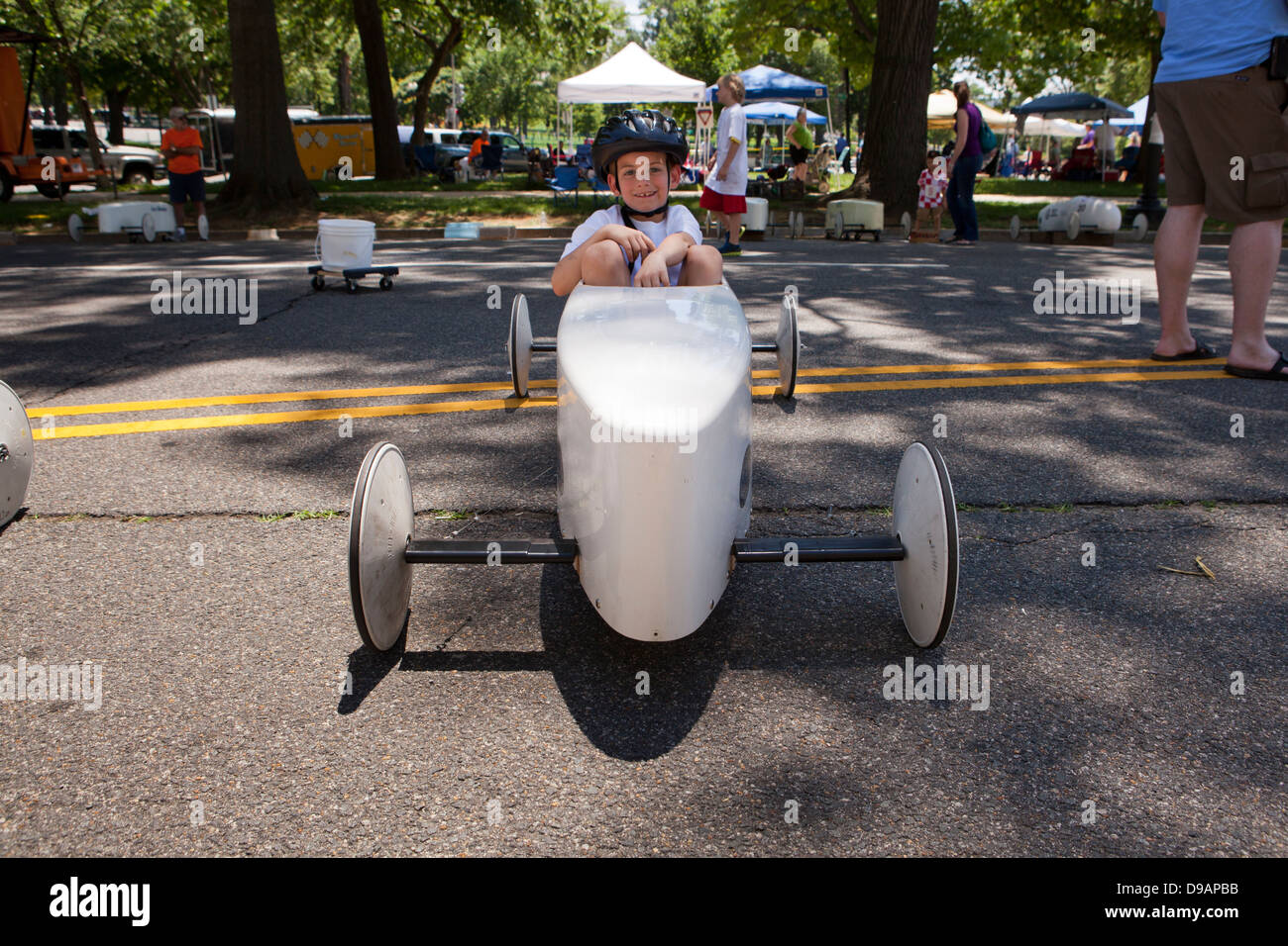 Boy wartet auf Rennen in der Washington DC Seifenkistenrennen Stockfoto