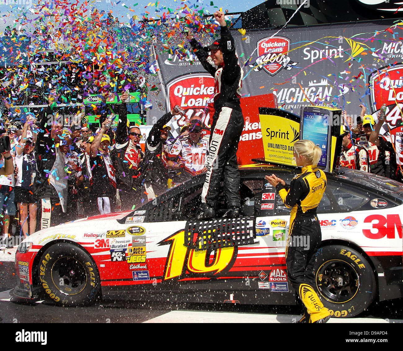 17. Juni 2013 - Brooklyn Michigan, MI, Vereinigte Staaten von Amerika - 16. Juni 2013 - Brooklyn Michigan, MI, Vereinigte Staaten von Amerika - Nextel Cup-Fahrer Greg Biffle (16) feiert nach seinem Sieg beim Nascar Sprint Cup Series 45. jährliche Quicken Loans 400 auf dem Michigan International Speedway am 16. Juni 2013 in Brooklyn, Michigan. Tom Turrill/CSM Stockfoto