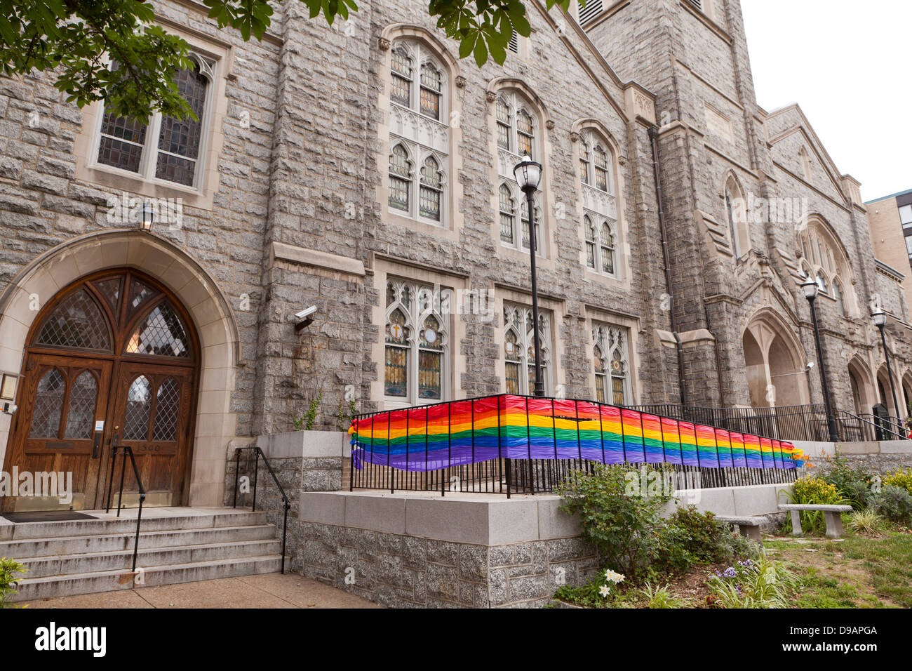 Regenbogen-Banner auf der Gießerei United Methodist Church Einfahrt - Washington, DC USA Stockfoto