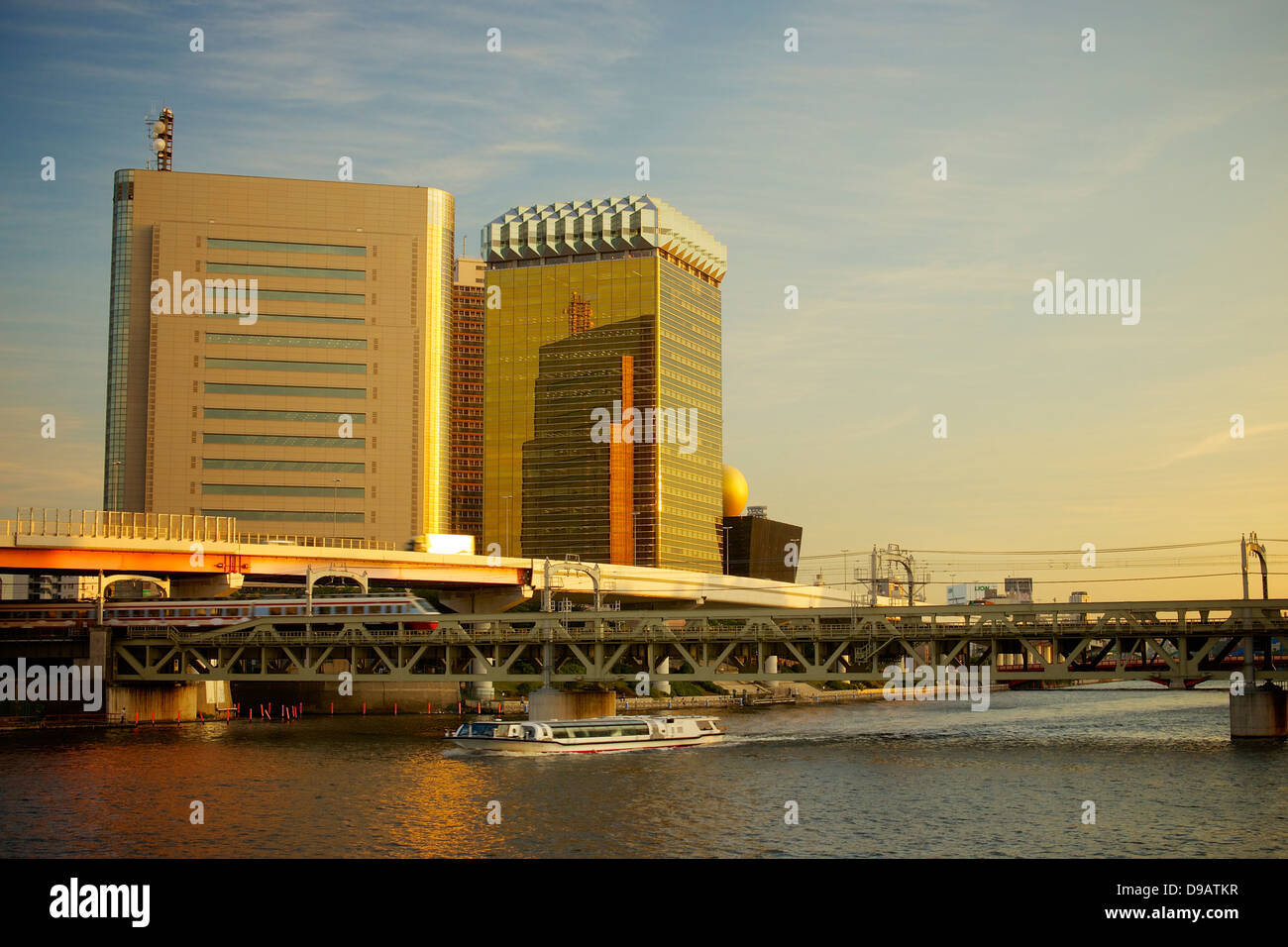 Asahi Beer Hall von Sumida-Fluss im goldenen Abendrot Stockfoto