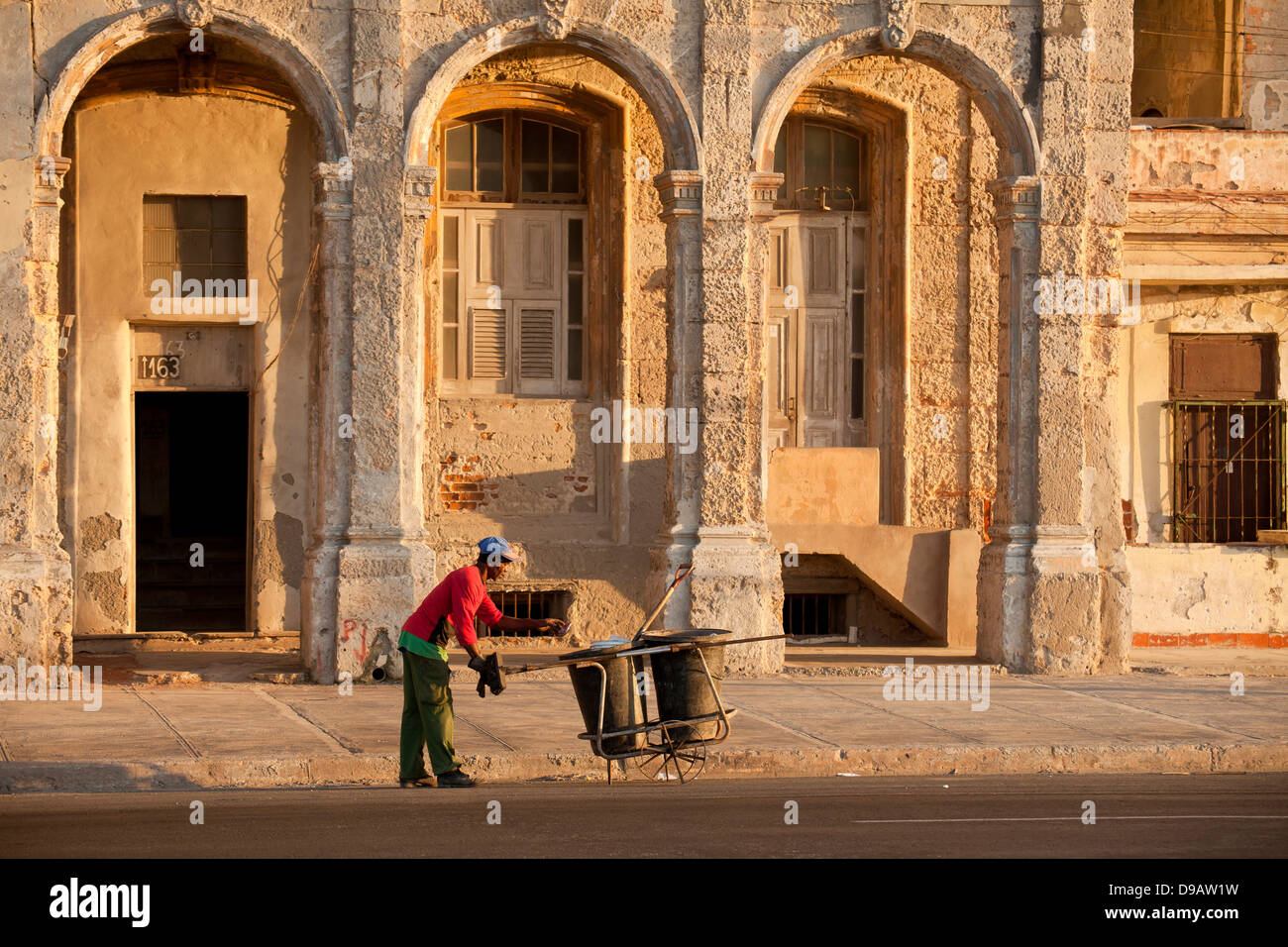 verfallene Fassaden und Spalten des Malecon in Havanna, Kuba, Karibik Stockfoto