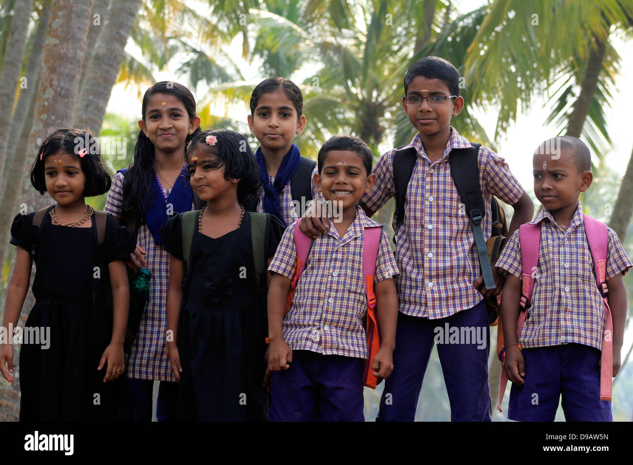 Schülerinnen und Schüler gerne posiert. Ländliche Kerala, Indien Stockfoto