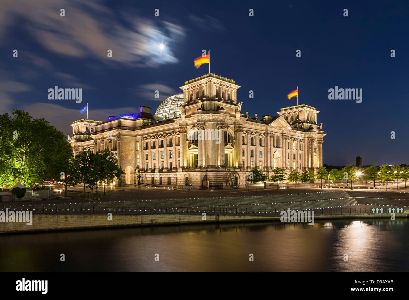 Deutschland, Berlin, Reichstagskuppel nahe Fluss Spree in der Nacht Stockfoto