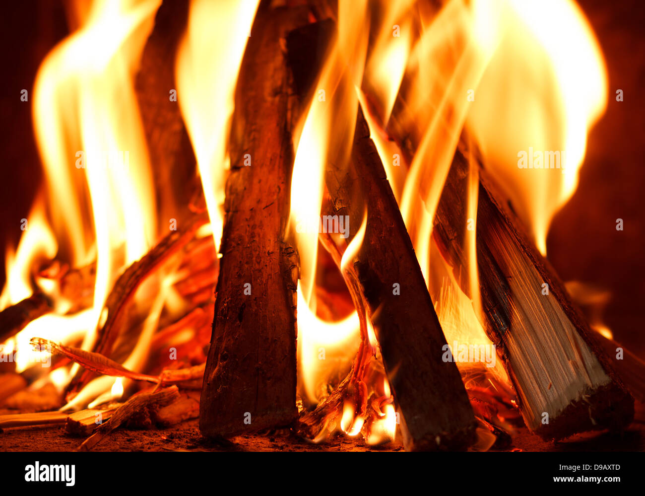 Nahaufnahme von Brennholz im Feuer brennen Stockfoto