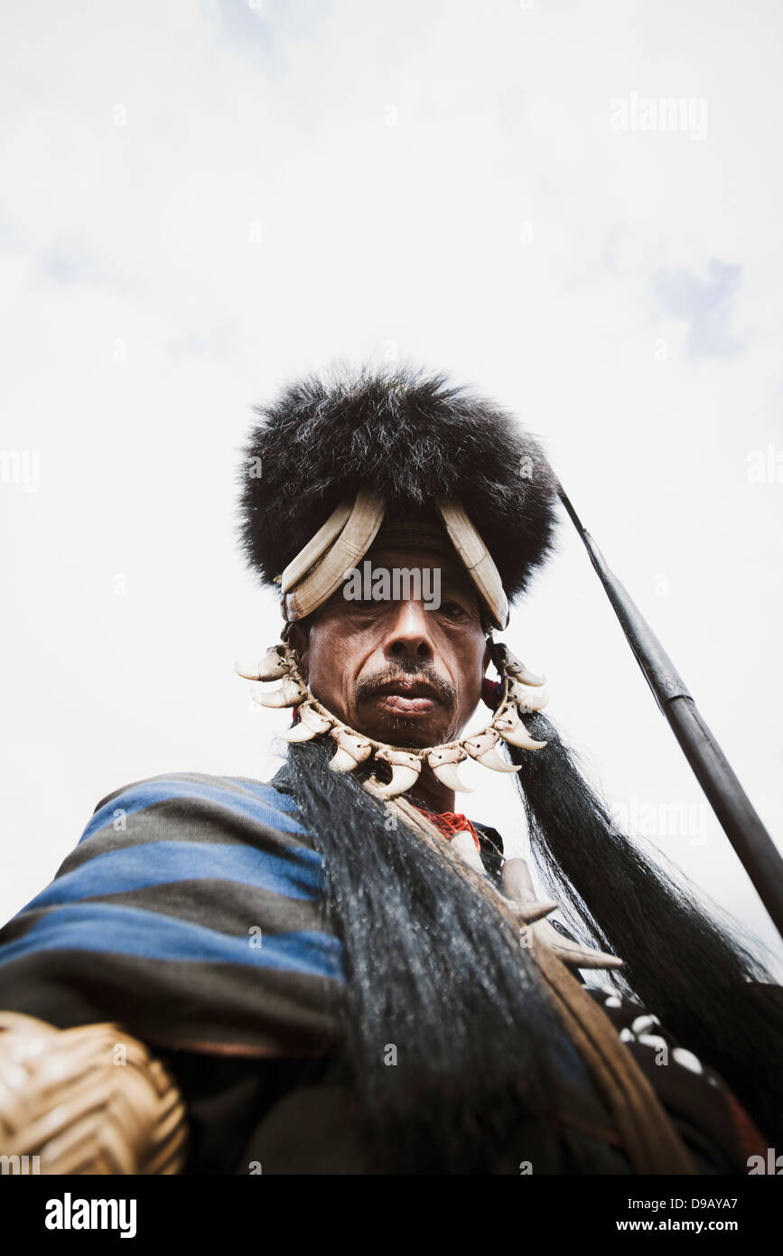 Naga Stammes-Krieger in traditioneller Kleidung, Hornbill Festival, Kohima, Nagaland, Indien Stockfoto