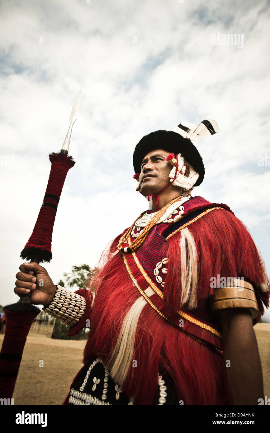 Naga Stammes-Krieger in traditioneller Kleidung mit Speer, Hornbill Festival, Kohima, Nagaland, Indien Stockfoto