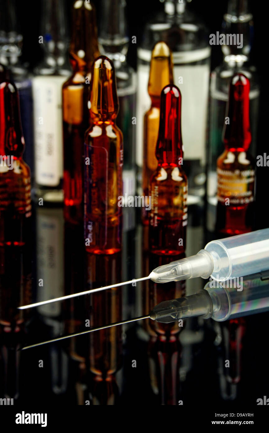 Injektionsnadel und Medizin für die medizinische Behandlung am hinteren Hintergrund Stockfoto