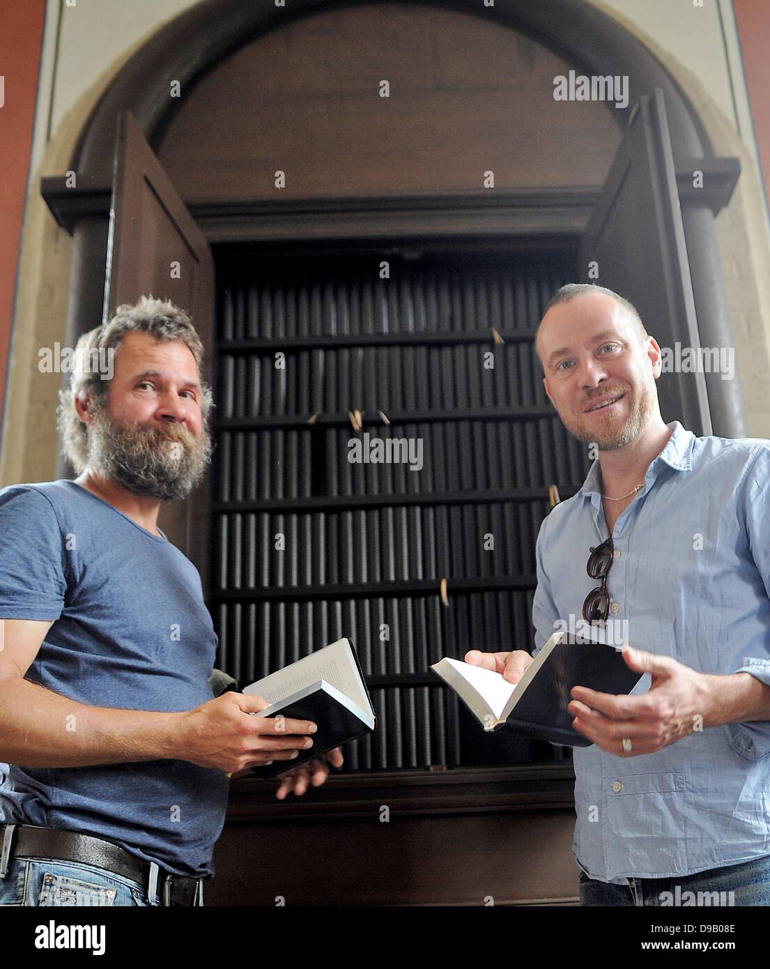 Buchillustratoren Christoph Keller (L) und Mirko Borschtsch sind auf einer Pressekonferenz am "Stommelner Psalter" vor eine Thora-Schrein an die Synangoge in Pulheim, Deutschland, 16. Juni 2013 abgebildet. Der Schrein des th Synagoge ist gefüllt mit Kopien von "Stommelner Psalter", designed by Christoph Keller und Kirko Borsche, die Besucher mit nach Hause nehmen können. Foto: Henning Kaiser Stockfoto