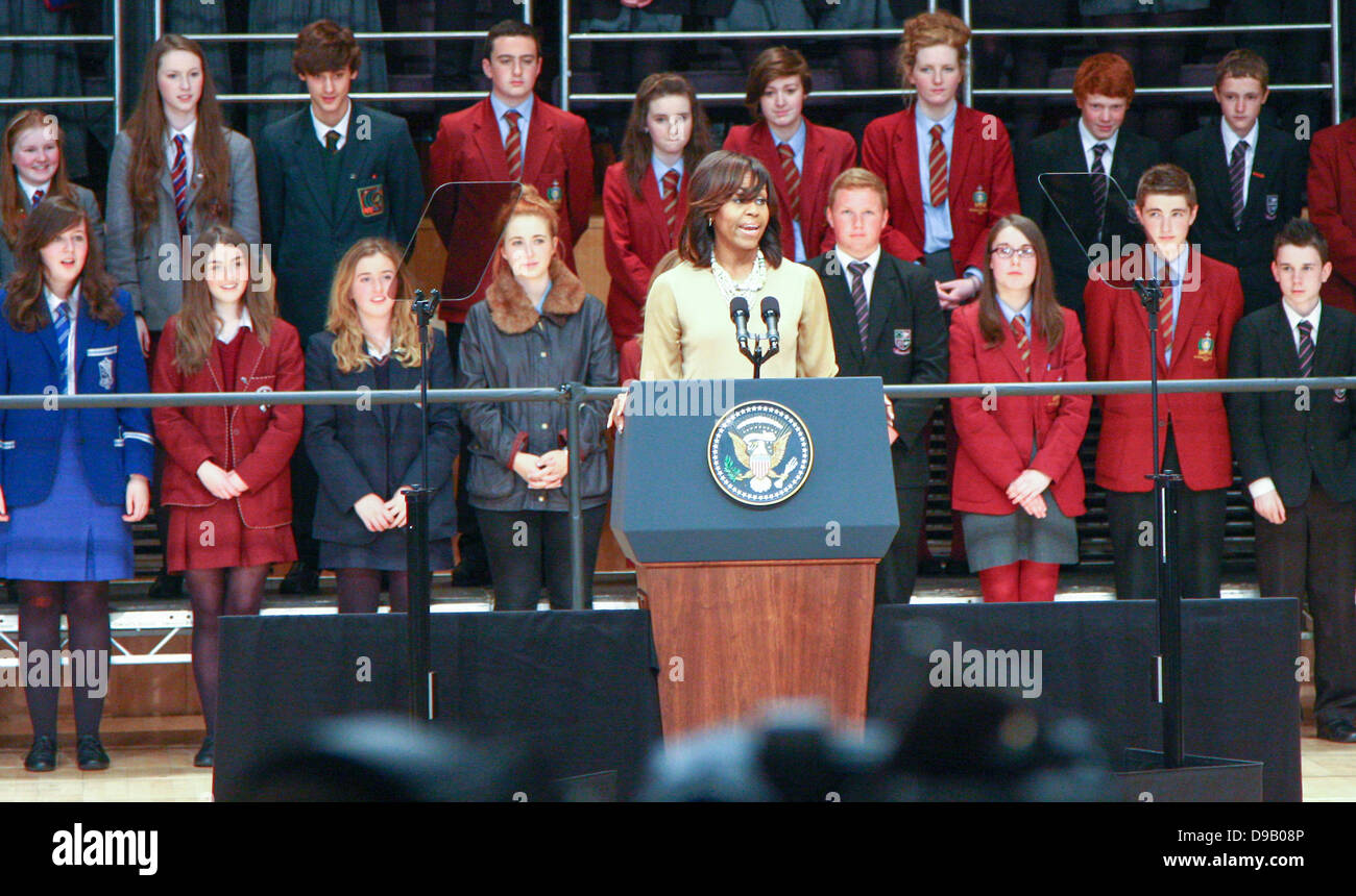 Belfast, Nordirland. 17. Juni 2013. Präsident Barack Obama, First Lady Michelle Obama mit Kindern Malia und Sasha Obama in Belfast Waterfront Hall vor dem G8-Gipfel in Nordirland - Michelle Obama spricht zu den Teilnehmern an der Waterfront Hall in Belfast Credit: Kevin Scott/Alamy Live News Stockfoto