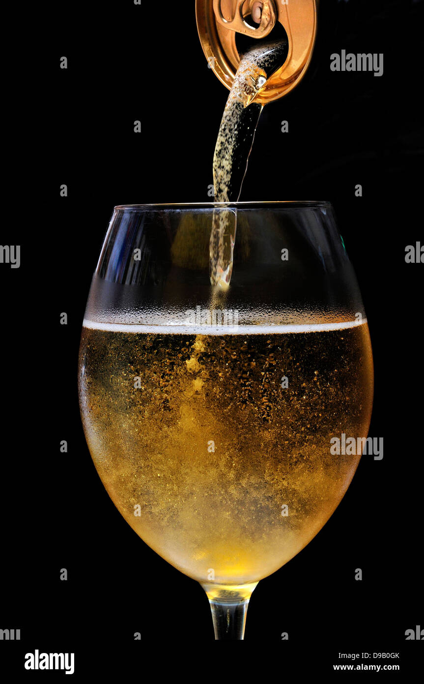 Gegossen aus einem anonymen können in ein großes Glas Bier Stockfoto