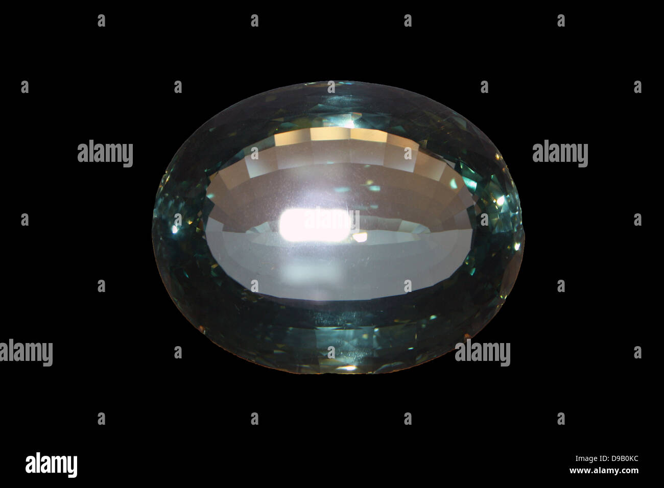 Regen im Meerwasser. Beryll, Aquamarin, 898 Karat. Russland, 1868. Nach der Griechischen für Meerwasser, Aquamarin in verschiedenen Farben von Hellblau bis hin zu lebhaften Türkis kommt benannt. Wenn Sie genau hinsehen, können Sie sehen, in diesem wunderschön geschliffenen Steinen kleine parallele Linien als Regen, die sich tatsächlich eng mit Flüssigkeit gefüllten Rohre bekannt. Stockfoto