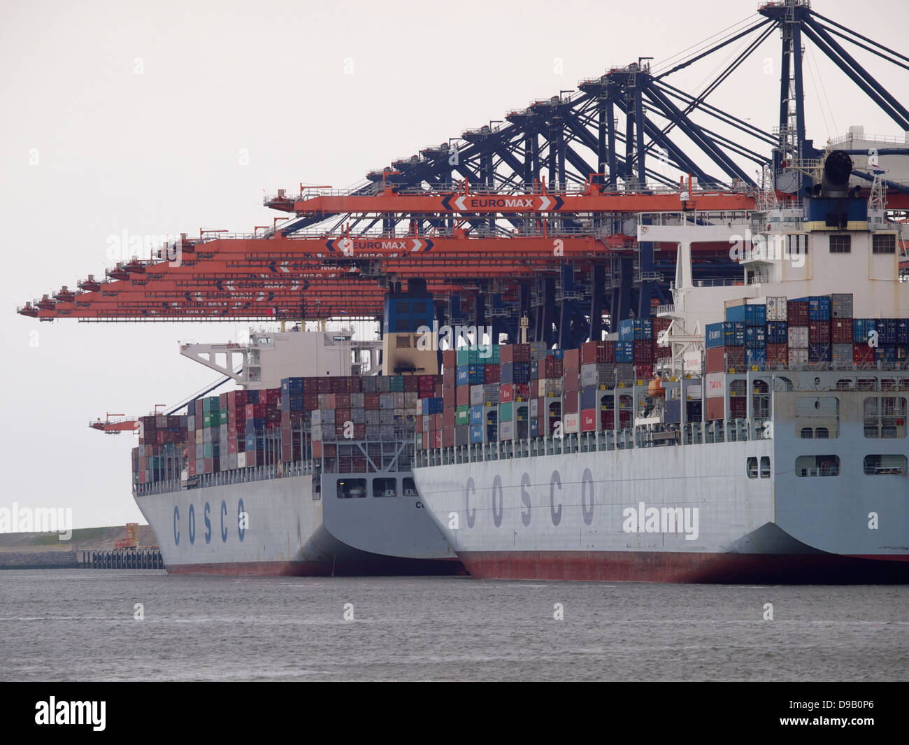 Zwei riesige Container Carrier an der Euromax Containerterminals auf der Maasvlakte 2 im Hafen von Rotterdam, Niederlande Stockfoto