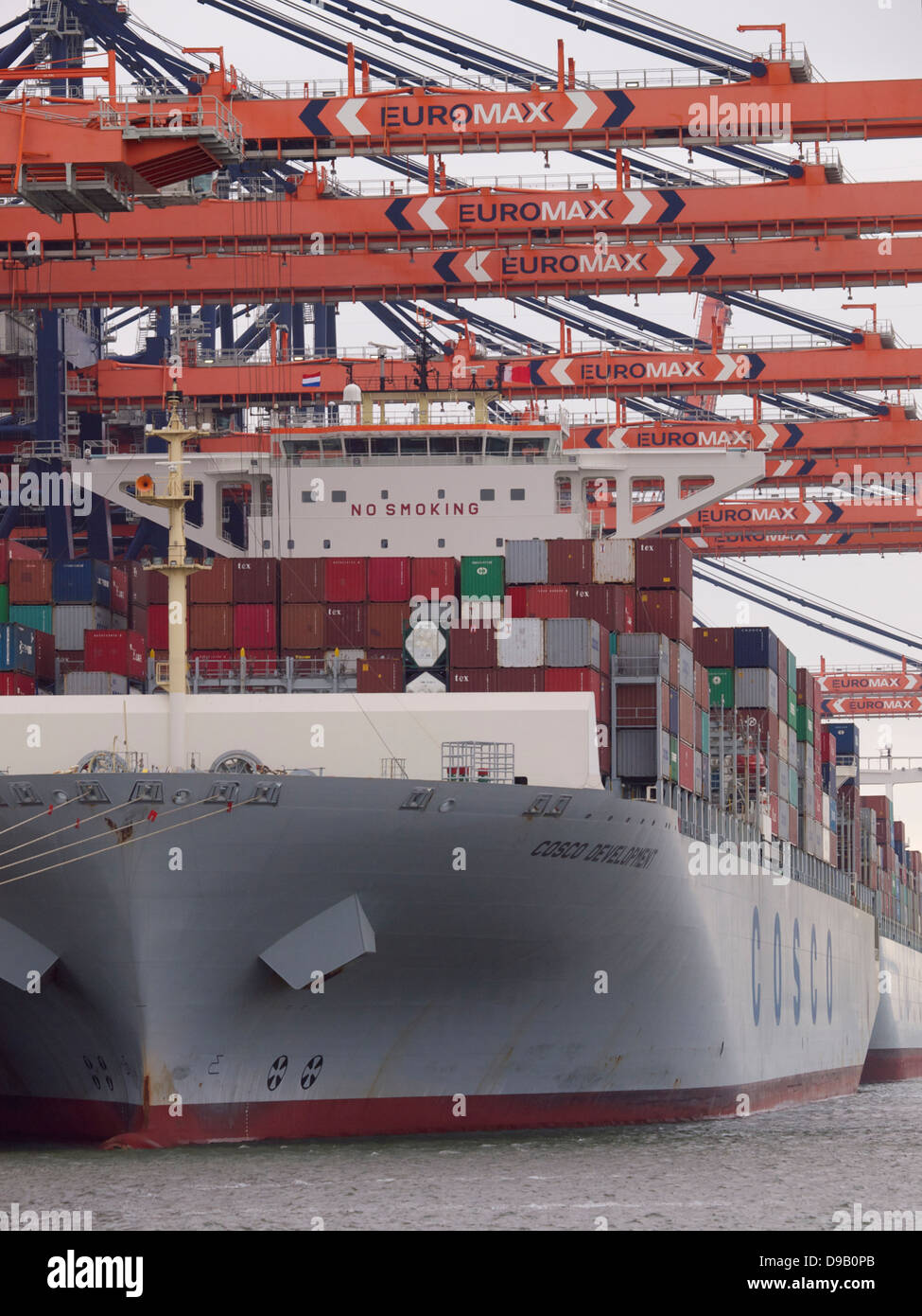 Zwei riesige Container Carrier an der Euromax Containerterminals auf der Maasvlakte 2 im Hafen von Rotterdam, Niederlande Stockfoto
