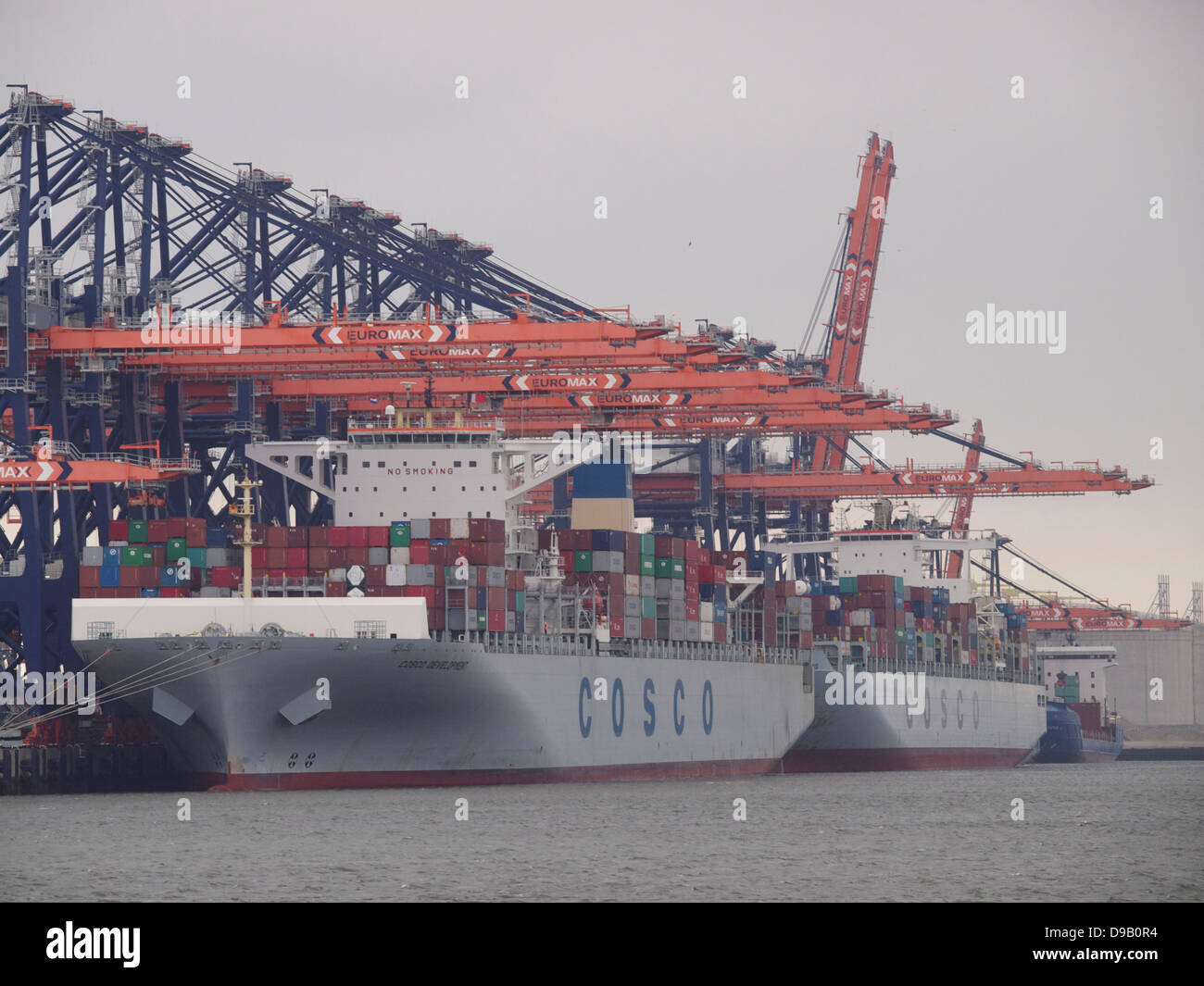 Zwei sehr große Träger Containerschiffe am Euromax-Container-Terminals auf der Maasvlakte 2 im Hafen von Rotterdam Stockfoto