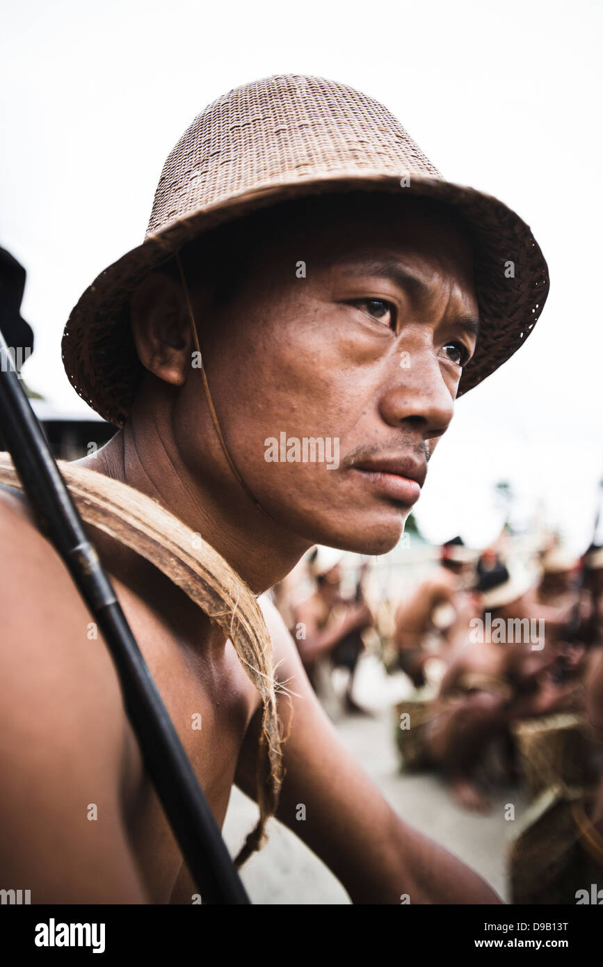 Naga Stammes-Krieger in traditioneller Kleidung, Hornbill Festival, Kohima, Nagaland, Indien Stockfoto