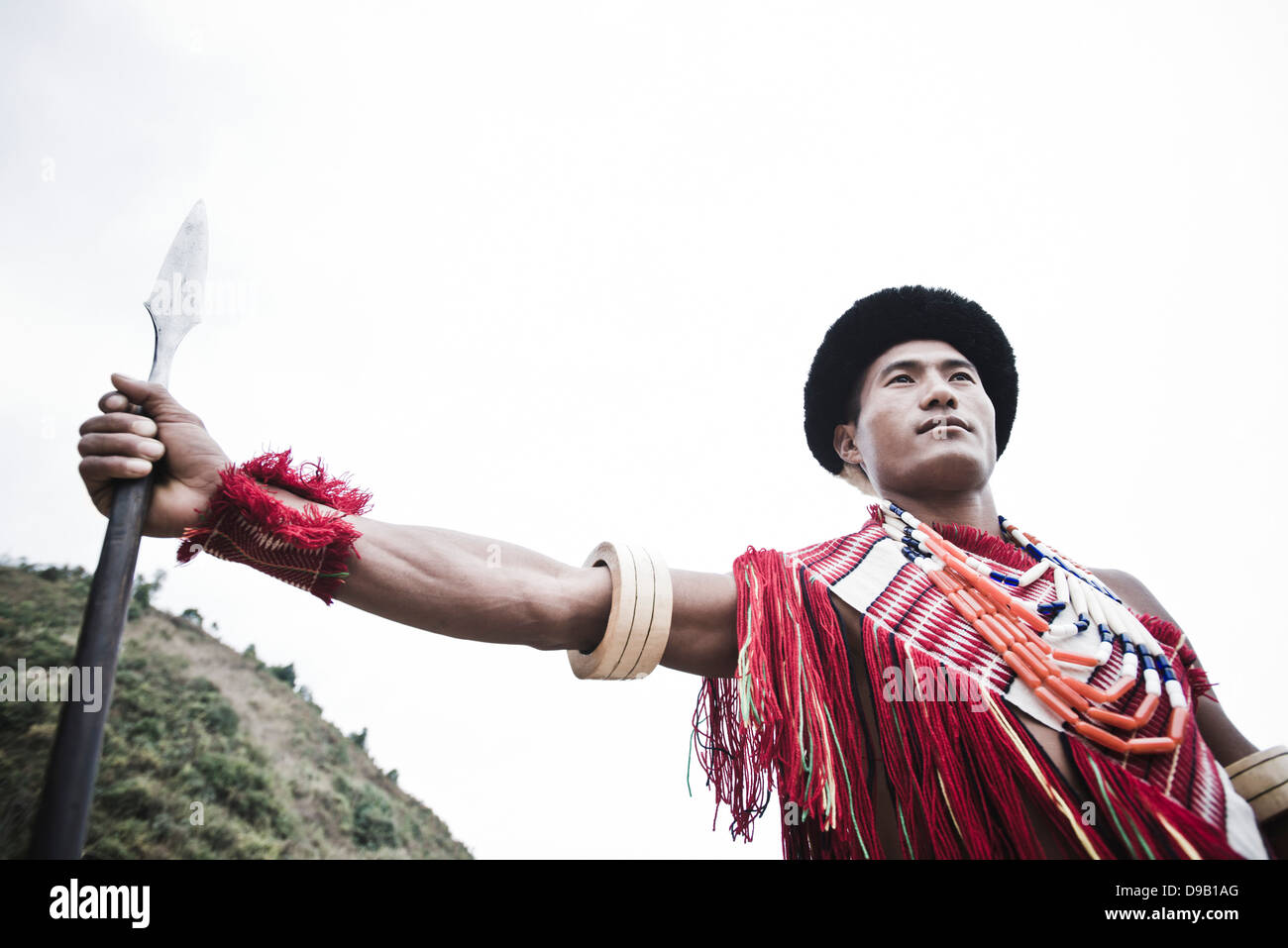 Naga Stammes-Krieger mit Speer, Hornbill Festival, Kohima, Nagaland, Indien Stockfoto