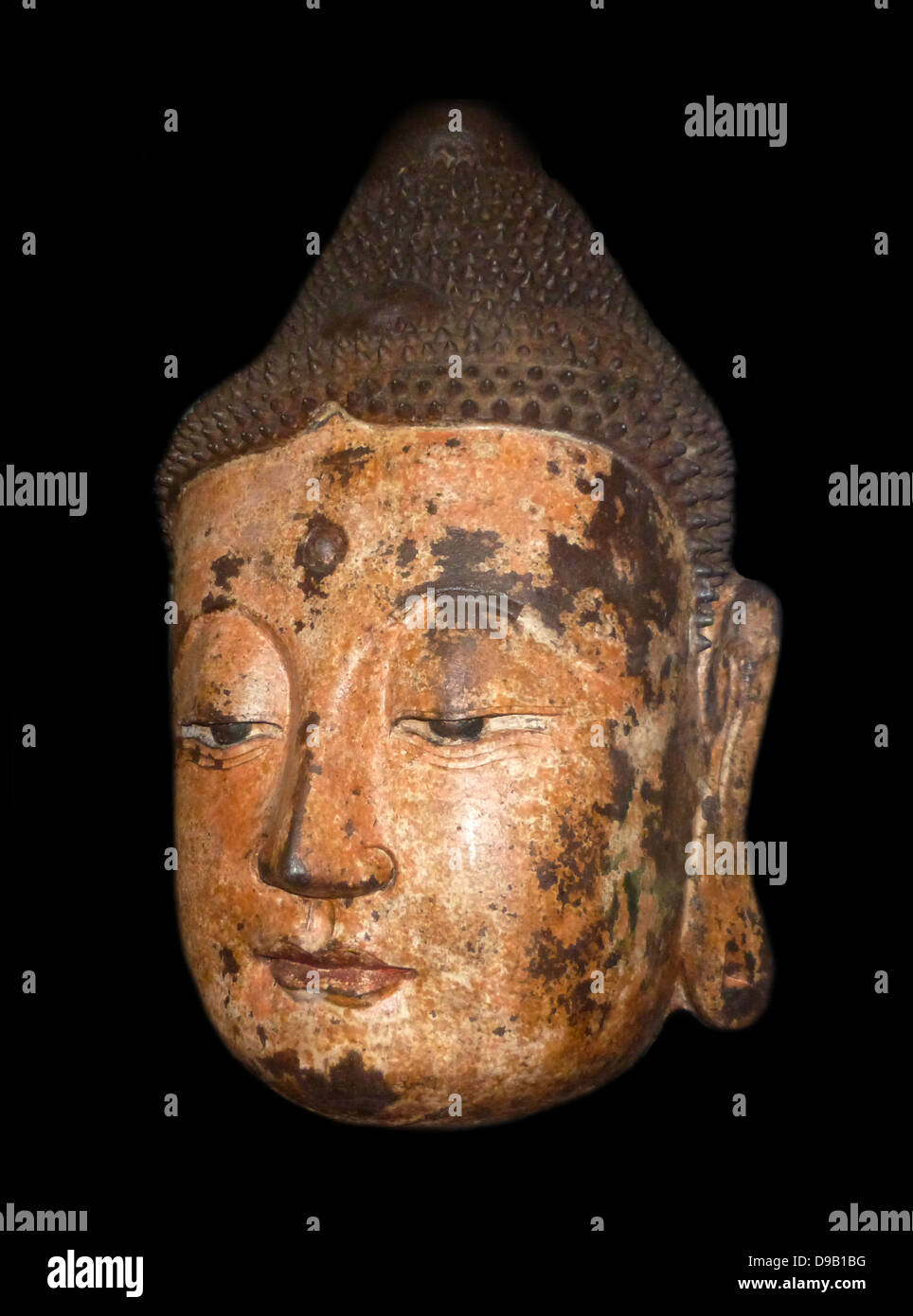 Buddha Kopf - Bronze, (ca. 1368-1644) Ming Dynastie. Dieser Kopf ist alles, was von einer Statue, vermutlich von einem Tempel. Innen hohl, es ist aus Bronze gegossen in Abschnitt Formen gemacht. Die bronze Oberfläche wurde mit einer Schicht kaolin dann mit farbigen Pigmenten gemalt. Bei einigen frühen Salbei, die Oberfläche begann abzublättern und es war dann mit Schichten von Bettwäsche verkleidet Papier. Stockfoto