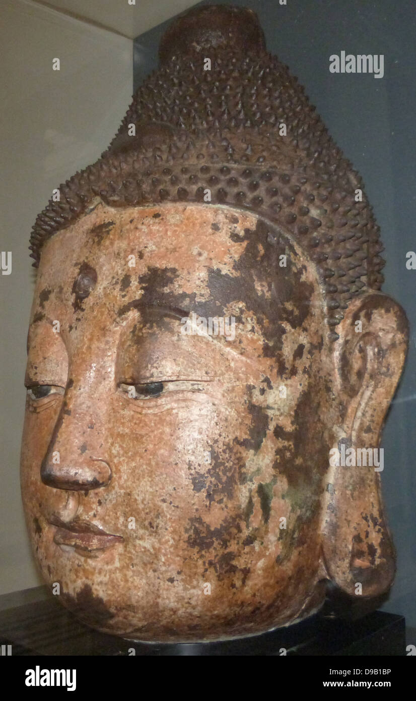 Buddha Kopf - Bronze, (ca. 1368-1644) Ming Dynastie. Dieser Kopf ist alles, was von einer Statue, vermutlich von einem Tempel. Innen hohl, es ist aus Bronze gegossen in Abschnitt Formen gemacht. Die bronze Oberfläche wurde mit einer Schicht kaolin dann mit Schichten von Bettwäsche bemalt verkleidet Papier. Stockfoto