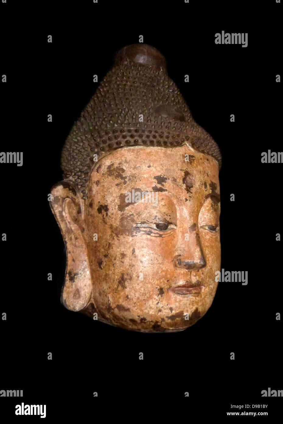 Buddha Kopf - Bronze, (ca. 1368-1644) Ming Dynastie. Dieser Kopf ist alles, was von einer Statue, vermutlich von einem Tempel. Innen hohl, es ist aus Bronze gegossen in Abschnitt Formen gemacht. Die bronze Oberfläche wurde mit einer Schicht kaolin dann mit Schichten von Bettwäsche bemalt verkleidet Papier. Stockfoto