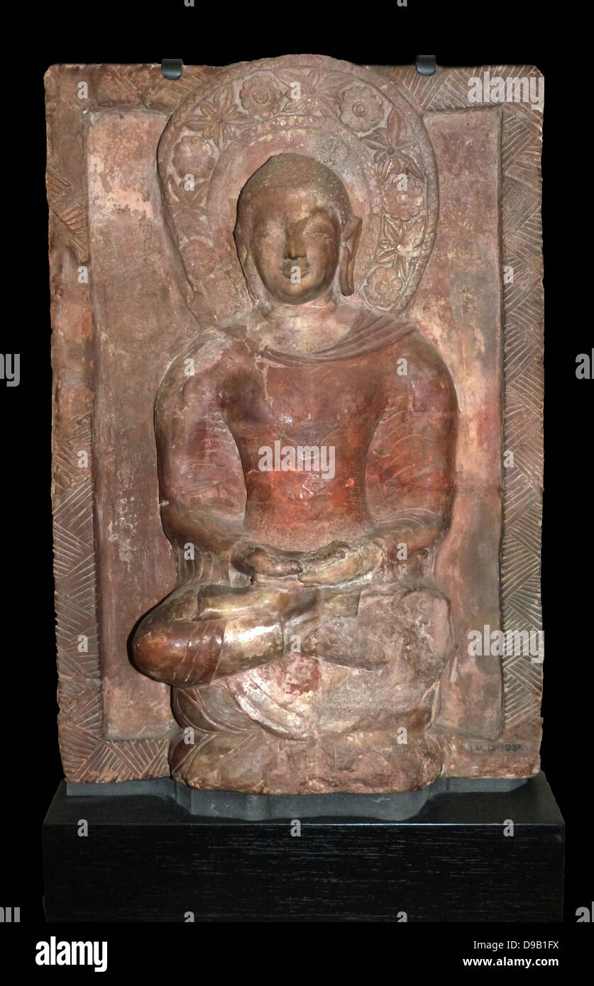 Buddha aus einem Stupa (400-600) Gupta Periode. Terrakotta. Buddhisten bauen Stupas oder Dämme Reliquien des Buddha und später Lehrer beizufügen, sowie andere wichtige Artefakte wie heiligen Bücher. Die stupas wurde in der Zeit erarbeiten. Pilger cam aus der Ferne zu verehren die Stupas, Wandern rund und rund, sie auf ein Ritual weg. Stockfoto