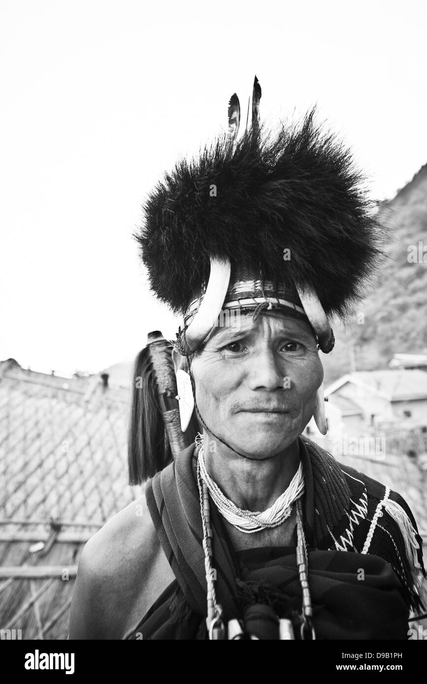 Naga Stammes-Krieger in traditioneller Kleidung, Hornbill Festival, Kohima, Nagaland, Indien Stockfoto