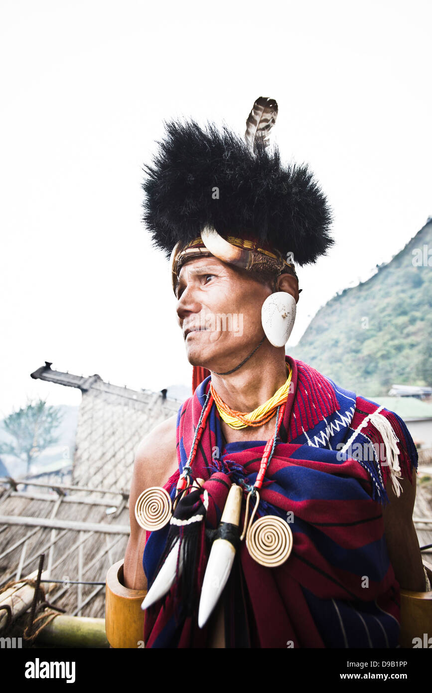 Naga Stammes-Krieger in traditioneller Kleidung, Hornbill Festival, Kohima, Nagaland, Indien Stockfoto