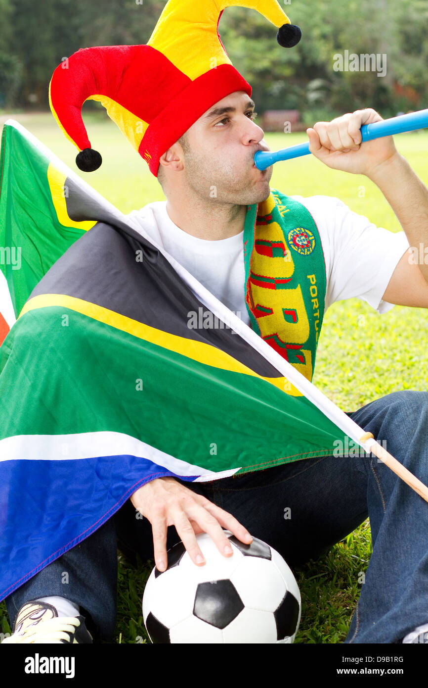 Fußball-Fan eine Vuvuzela bläst Stockfoto