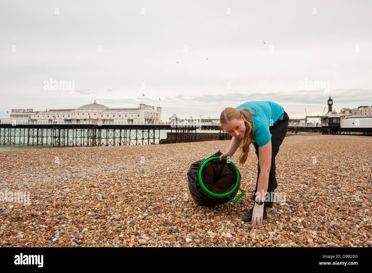 Brighton, UK. 17. Juni 2013. Carey Duckworth, Kurator am Brighton SeaLife Centre, Umwelt, marine und menschliches Leben zu schützen, da sie, bereinigen Sie das Wochenende Müll von Brighton Pier hilft. Die Stadt Reinigungskräfte streiken gegen Lohnkürzungen. Überquellende Mülltonnen verursachen schlecht übersäten Straßen und Strände.  Brighton, 17. Juni 3013 Bildnachweis: Julia Claxton/Alamy Live News Stockfoto