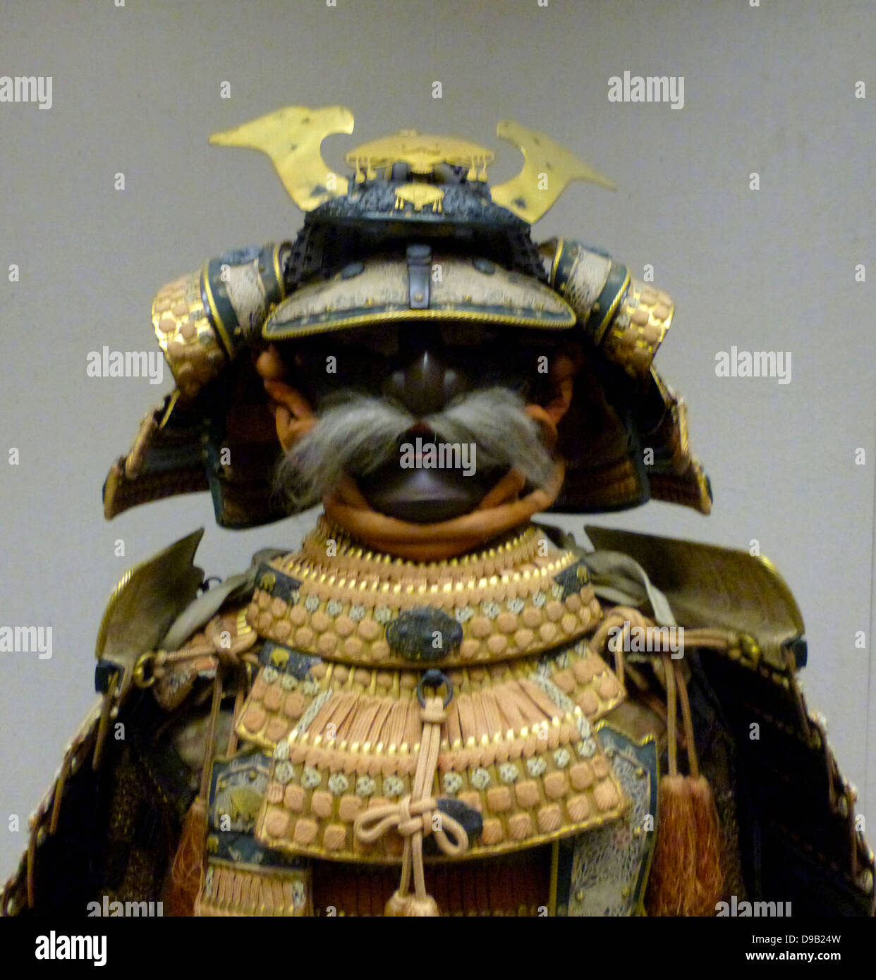 Helm aus einer Rüstung, die zu einer japanischen Samurai Warrior, circa 1560. Diese Rüstung während der Edo Periode, während der gemacht wurde, samurai Rüstung trug nur zu zeremoniellen Anlässen. lackiertes Metall durch silk Kabel verbunden. Stockfoto