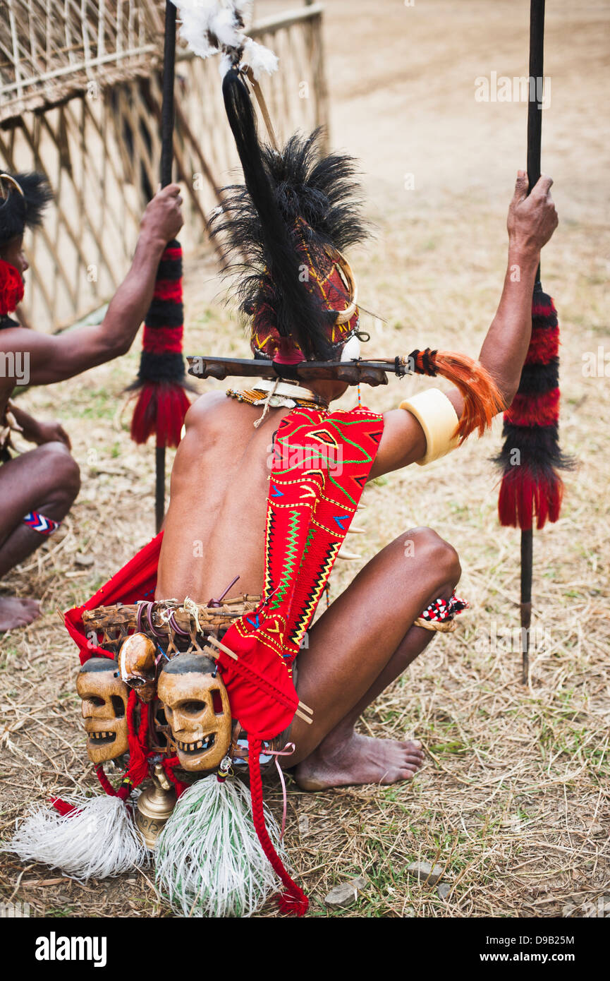 Naga Stammes Männer Durchführung traditioneller Krieger Tanzfestival, Hornbill, Kohima, Nagaland, Indien Stockfoto