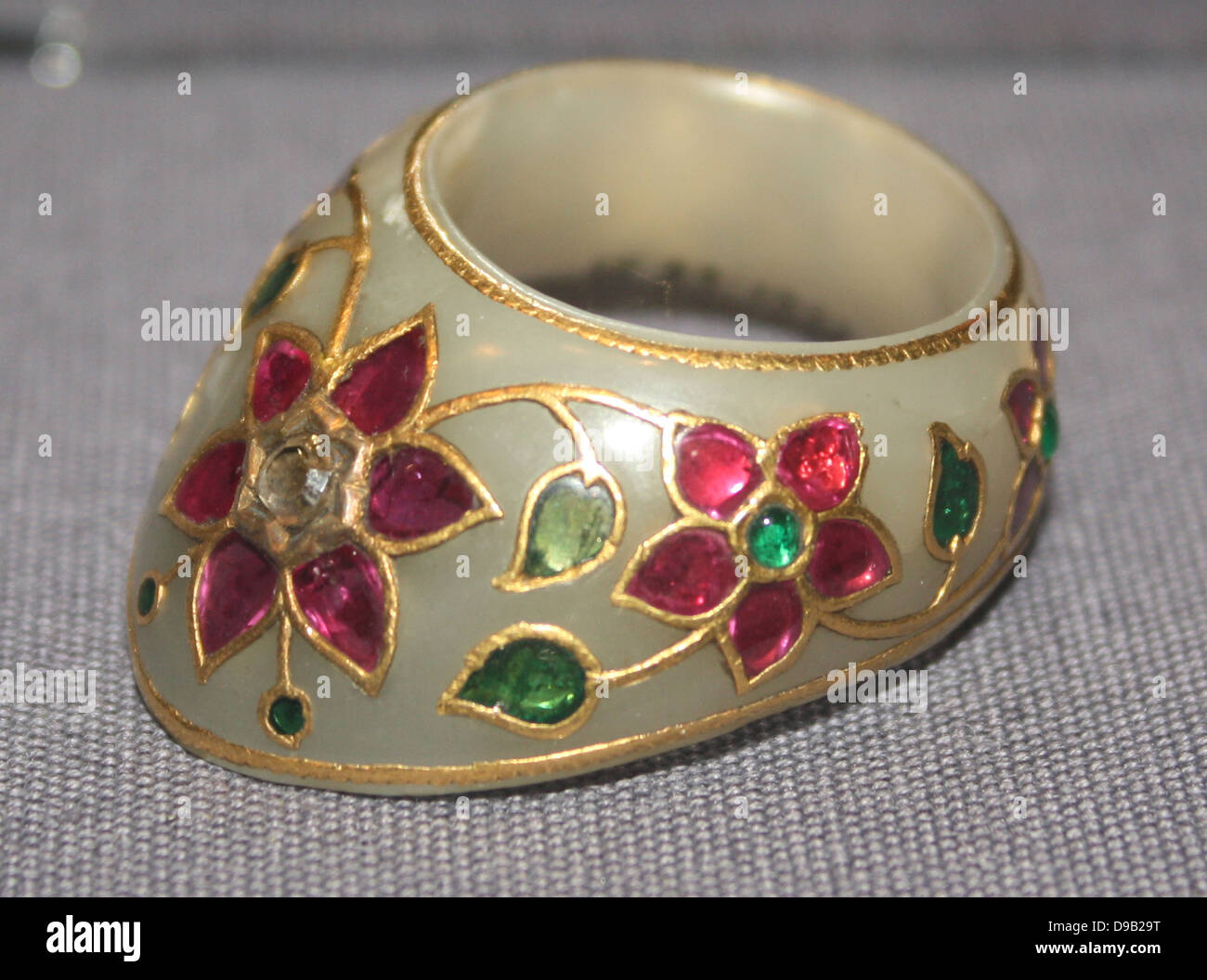 Daumen Sie-Ring.  Mughal, 17. Jahrhundert.  Weiße Nephrit jade set mit Smaragden, Rubinen und Diamanten. Stockfoto