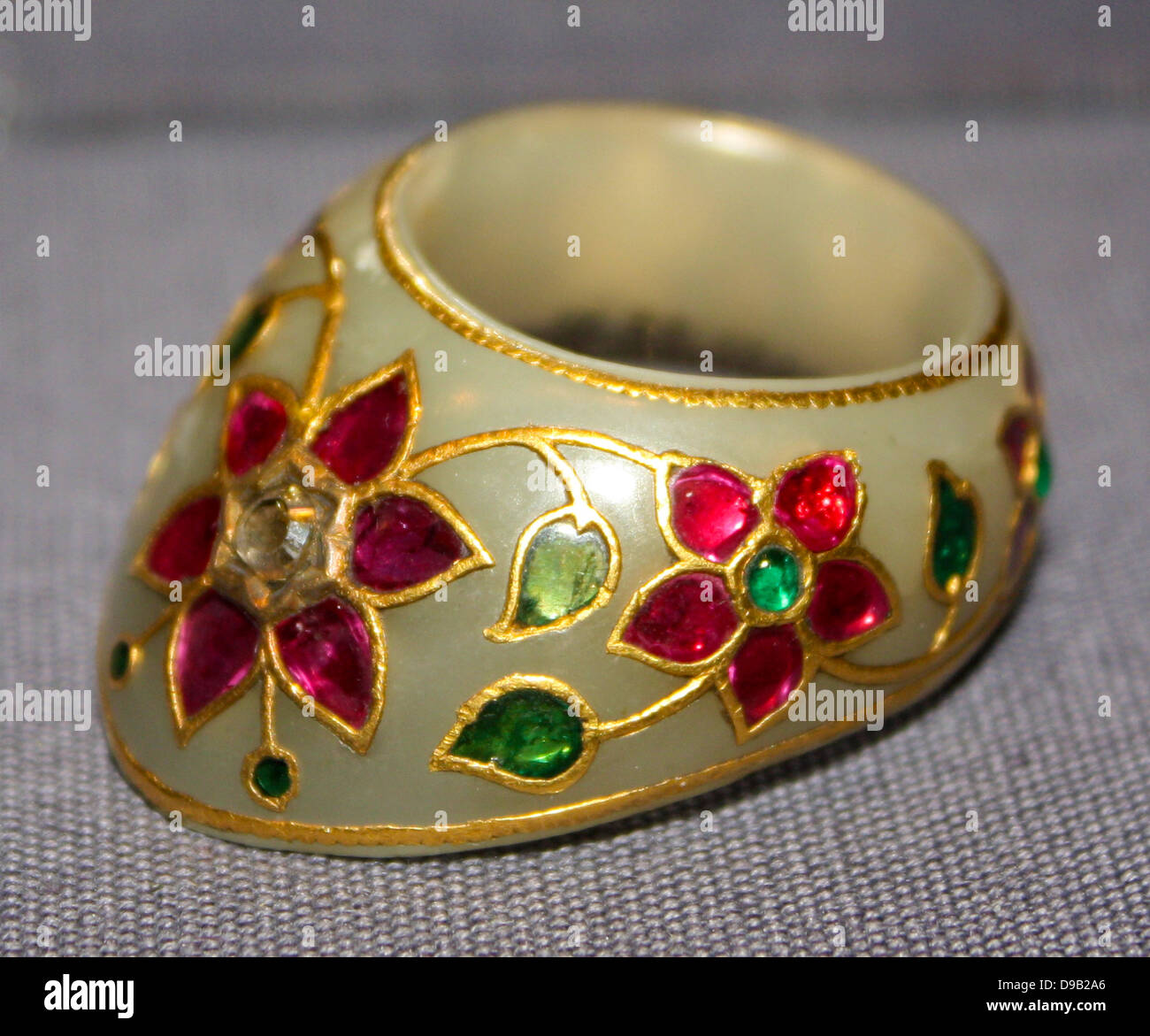 Daumen Sie-Ring.  Mughal, 17. Jahrhundert.  Weiße Nephrit jade set mit Smaragden, Rubinen und Diamanten. Stockfoto