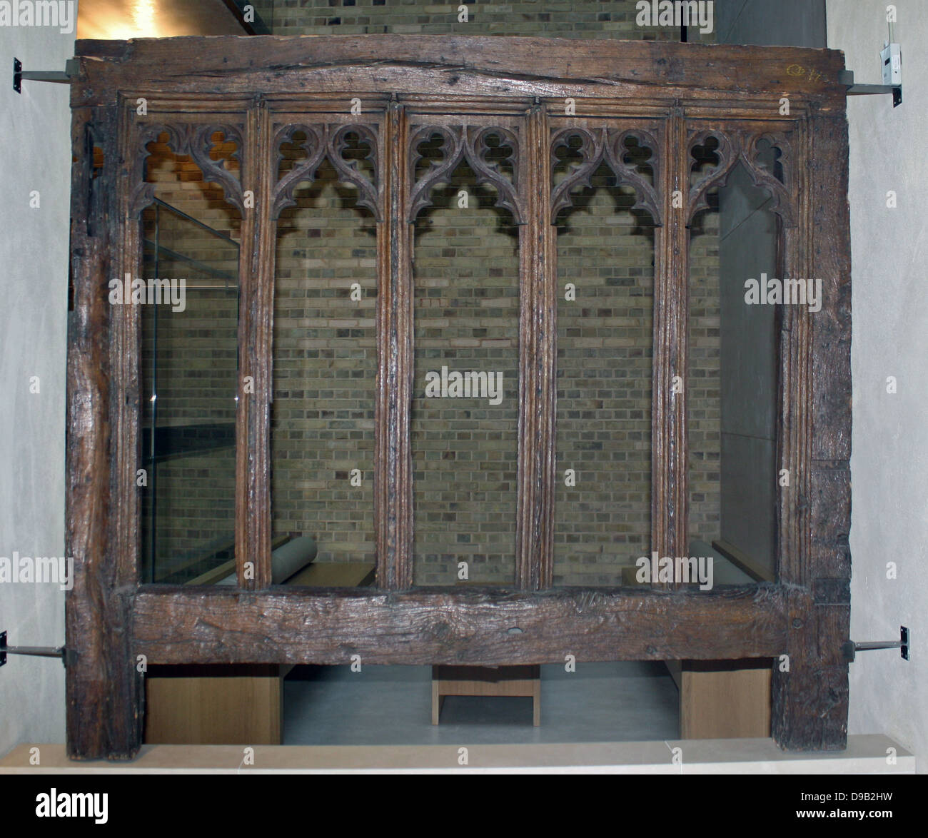 Fensterrahmen 1475-1500. Eiche, Suffolk, England. Dieses Fenster ist mit aufwändigen Gotischen Maßwerk geschnitzt. Es würde niemals flazed wurden und statt das Wetter war mit Fensterläden gehalten, möglicherweise sowohl innen als auch außen. Paar Fenster von diesem Datum bleiben in ihren ursprünglichen Ort oder Zustand. Stockfoto