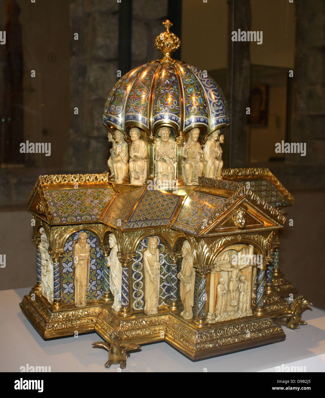 Wohnung circa 1180. Dieser romanischen Goldschmiede' Arbeit und Carving verbindet vielfältige laub muster mit Zahlen, die klassisch inspiriert sind. Seine Funktion ist viel diskutiert worden. Die Ikonographie, oder Gegenstand der Materie Zentrum die Erlösung Christi o Stockfoto