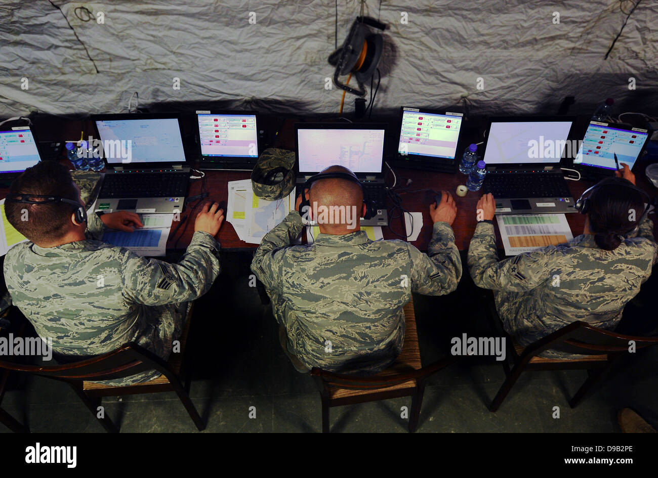 US Air Force Piloten reagieren auf simulierte Bedrohungen von ihrem regionalen Air Command Center während des Trainings Eagle lösen 24. April 2013 in Doha, Katar. Stockfoto