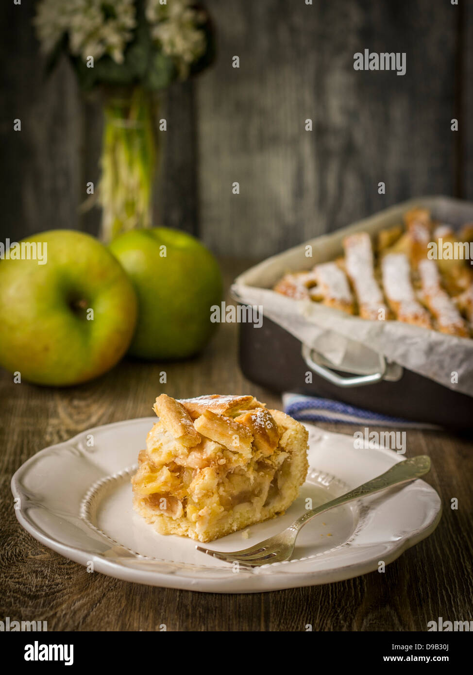 Apfelkuchen auf einem Holztisch Stockfoto