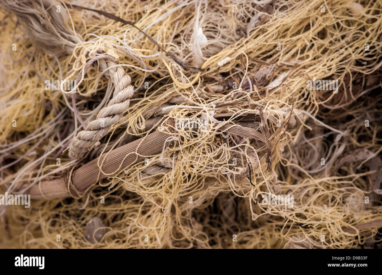 Nahaufnahme eines verworrenen Fischernetze und Seile Stockfoto