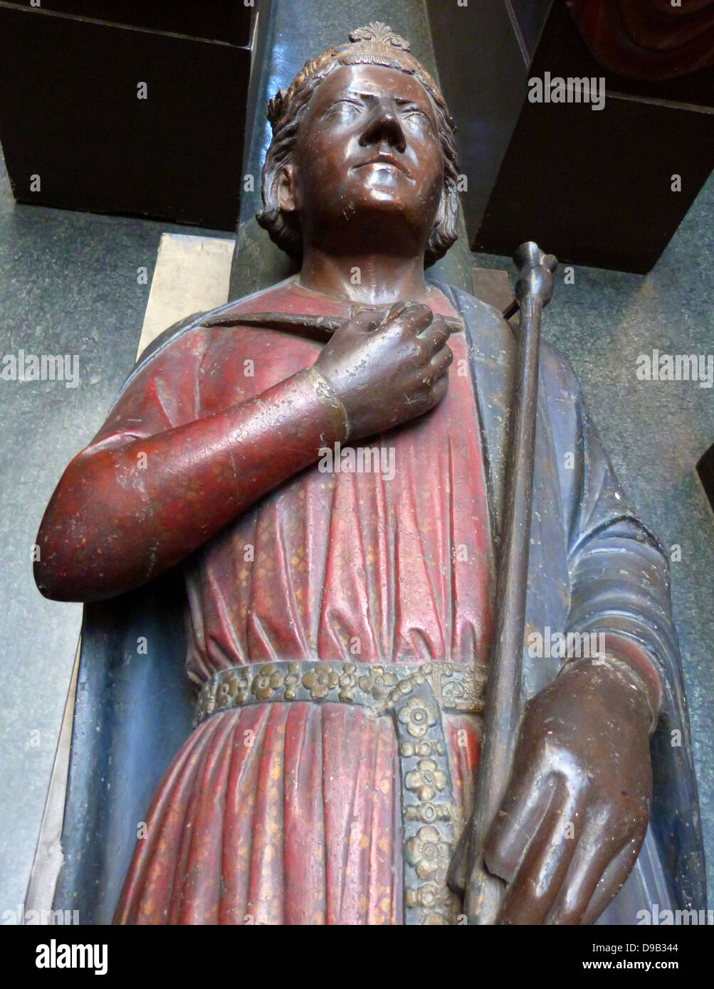 Gips (mit restaurierten Pigmentierung) Bildnis, in Purbeck Marmor, von König John (d.1216) in der Kathedrale von Worcester über 1230-32. Die beiden kleinen Figuren der Bischöfe vertreten St. Oswald und St. Wulfstan, zwischen deren Schreine der König begraben wurde. Stockfoto
