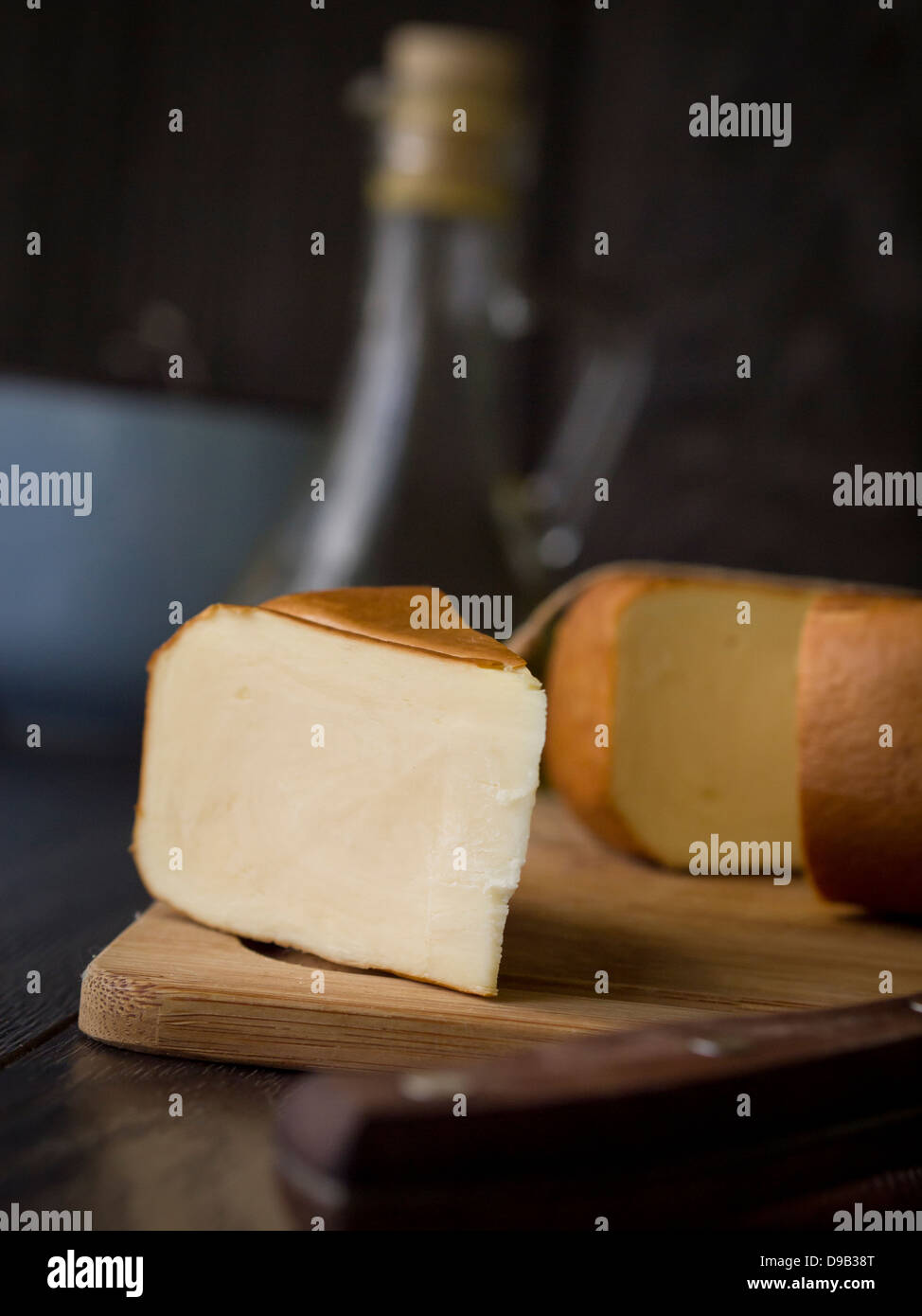 Geräucherte Sulguni - typische georgische Käse. Stockfoto