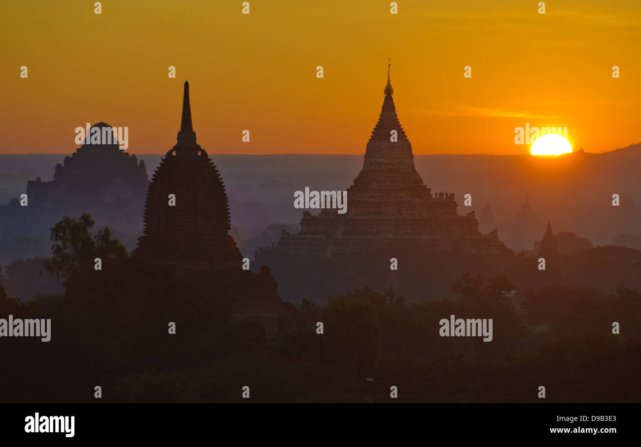 Sonnenaufgang über dem alten Bagan, Myanmar Stockfoto