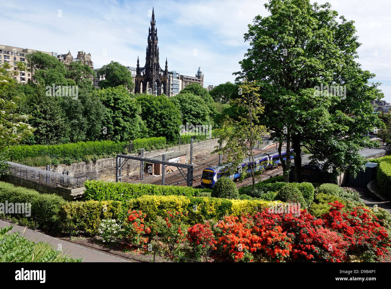 Eine erste Scotrail Class 170 Turbostar Diesel Triebzug fährt vom Bahnhof Edinburgh Waverley an einem sonnigen Frühlingstag. Stockfoto