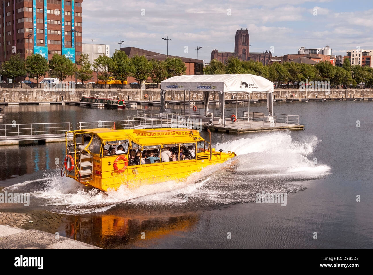 Ein Amphibienfahrzeug Dukw Die Touristen In Liverpool Stadt Und Hafen Auf Der Anklagebank Salthouse Bekannt Als Ente Marine Stockfotografie Alamy