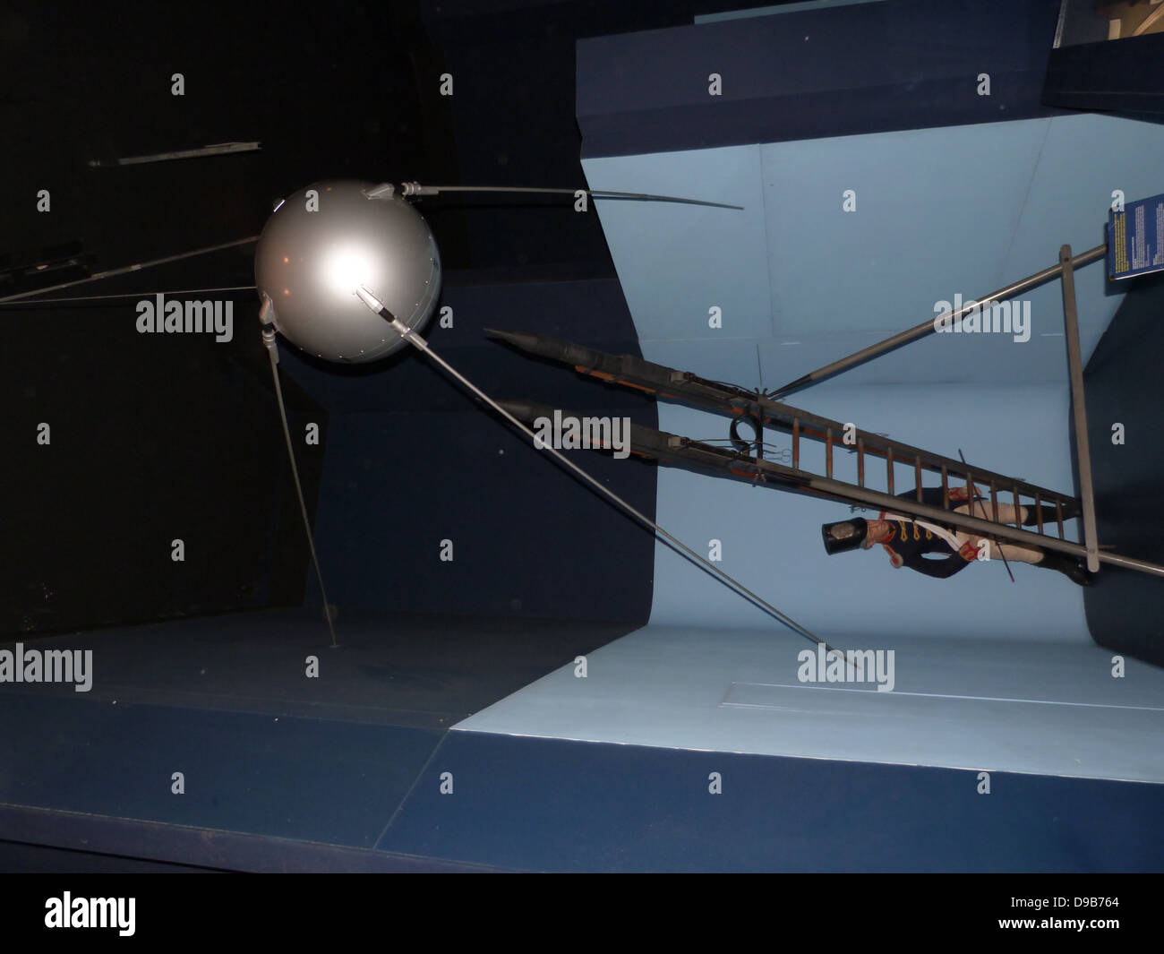 Sputnik 1, Replica. Sputnik 1 wurde in der Umlaufbahn um die Erde am 4. Oktober 1957 ins Leben gerufen. Es war das erste künstliche Satelliten, die von der Sowjetunion getroffen. Sputnik blieb im Orbit um die Erde über einen Zeitraum von 3 Monaten nach seiner Einführung, dann Im verbrannt Stockfoto