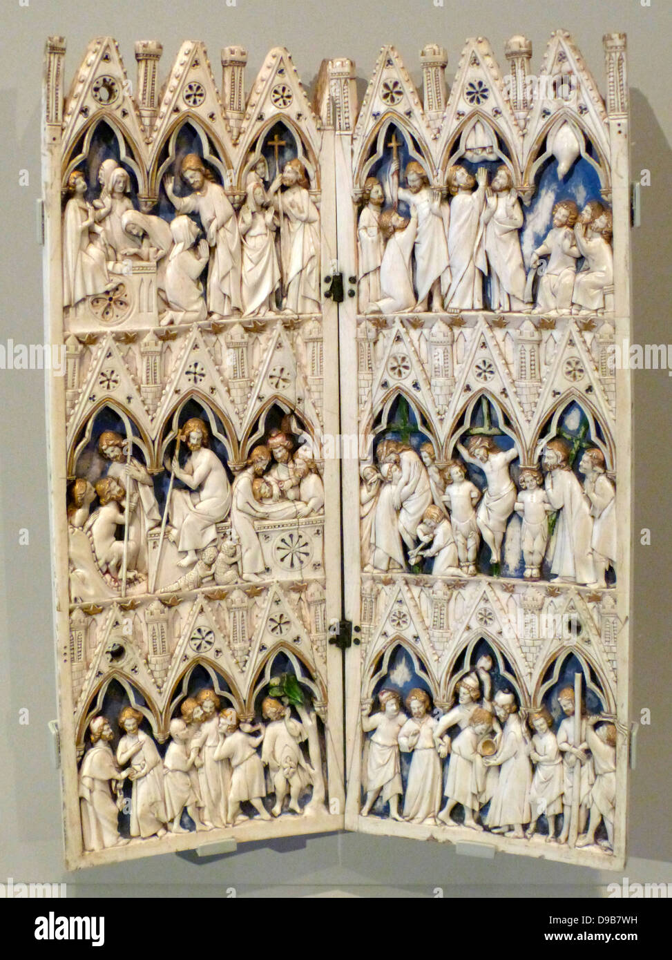Triptychon mit der Verkündigung und der Krönung der Jungfrau, 1360-70. Dieses Beispiel ist wie eine kleine gotische Gebäude und seiner zentralen Arch ist ähnlich wie bei einem Torbogen in St Mark's Basilika, Venedig. Das Hauptbild zeigt Christus, der Krönung der Jungfrau Maria als Königin des Himmels. Stockfoto
