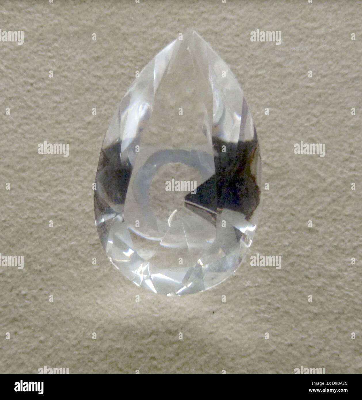Tropfen oder Tafeln, birnenförmig Glas (Kristall) Anhänger an einer Lampe oder Kronleuchter. Stockfoto