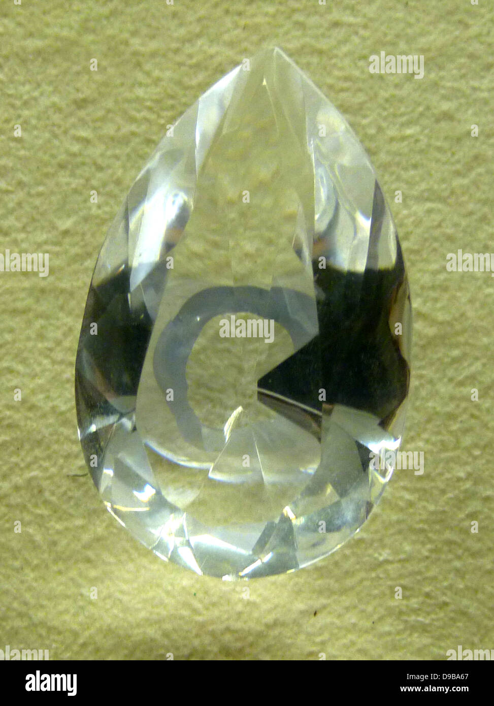 Tropfen oder Tafeln, birnenförmig Glas (Kristall) Anhänger an einer Lampe oder Kronleuchter. Stockfoto