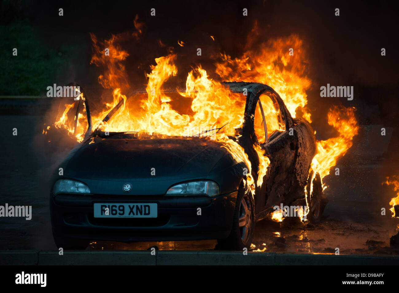 Gestohlenes Auto Feuer Benzin bombardiert Brandstiftung Feuer Stockfoto