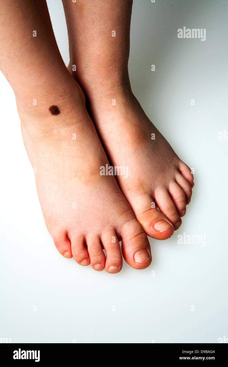 Vier Jahre alter Junge Füße Stockfoto